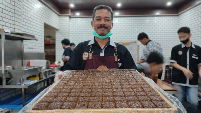 Pekerja Warung Wajik Peceren Bahagia H Suparman, menunjukkan wajik yang siap untuk dihidangkan.