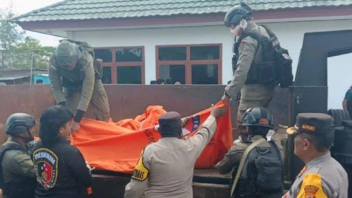 Petugas Satgas Damai Cartenz saat mengevakuasi korban tewas yang diserang KKB di Papua Pegunungan beberapa waktu lalu. (Dok Satgas Damai Cartenz)