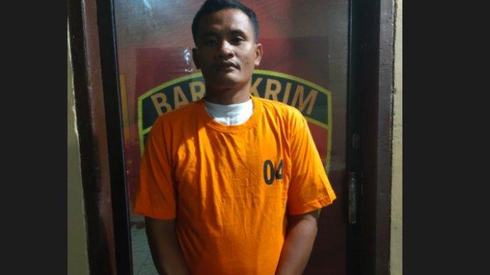 Pelaku Jonni alias Legen (32) warga Cinta Dapat, Dusun Kantil, Desa Padang Brahrang, Kecamatan Selesai, Langkat, saat diamankan personel Sat Reskrim Polres Binjai, Rabu (8/11/2023) malam.
