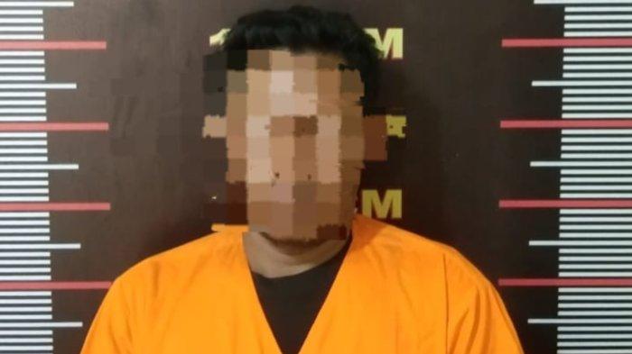 Pelaku dan sepeda motor korban yang dibacoki saat sedang menagih hutang di Desa Pematang Cengal Barat, Kecamatan Tanjung Pura, Kabupaten Langkat, Sumatera Utara, Minggu (10/12/2023).