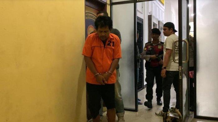 Tampang pelaku ketika digiring oleh petugas ke sel tahanan Polres Pelabuhan Belawan, Selasa (27/8/2024).