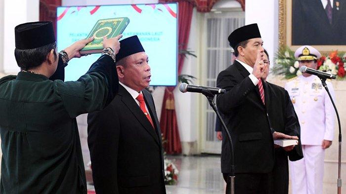Presiden Joko Widodo (Jokowi( melantik Laksamana Madya TNI Irvansyah sebagai Kepala Badan Keamanan Laut Republik Indonesia (Kabakamla RI) dan Sahat Manaor (SAM) Panggabean sebagai Kepala Badan Karantina Indonesia (Barantin), Rabu (13/09/2023), di Istana Negara, Jakarta. (Humas Setkab)