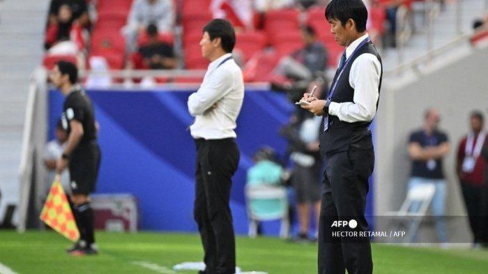 Pelatih Jepang Hajime Moriyasu membuat catatan selama pertandingan sepak bola Grup D Piala Asia AFC Qatar 2023 antara Jepang dan Indonesia di Stadion al-Thumama di Doha pada 24 Januari 2024. (HECTOR RETAMAL / AFP)