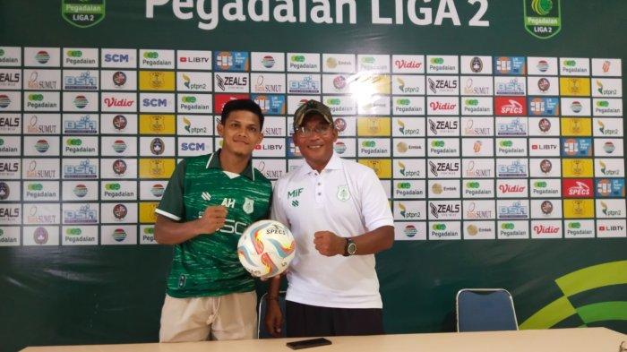 Pelatih PSMS Medan, Miftahudin Mukson dan pemainnya berfoto bersama usai konfrensi pers di Stadion Baharoeddin Siregar Lubuk Pakam Minggu, (26/11/2023).