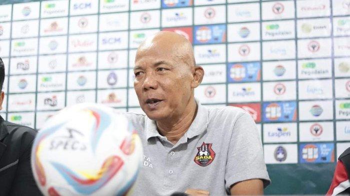 Pelatih Sada Sumut FC, Suharto saat menggelar konferensi pers jelang mengadapi Semen Padang Minggu lalu.