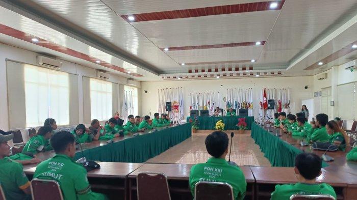 BONUS ATLET- Pelatih dan atlet peraih medali PON XXI/2024 beraudiensi dengan perwakilan KONI Sumut. Mereka menyampaikan sejumlah tuntutan perihal nominal bonus yang akan mereka terima.