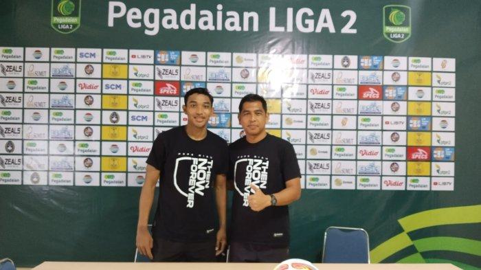 Pelatih PSPS Pekan Baru, Jan Saragih bersama pemainnya di Stadion Baharoddin Siregar Sabtu, (16/9/2023).