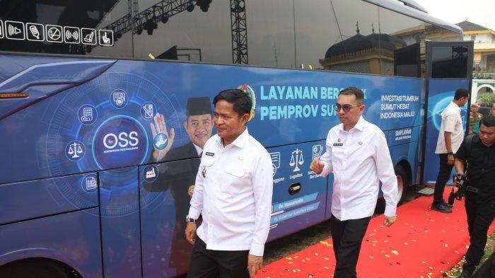 Penjabat (Pj) Gubernur Sumatera Utara (Sumut) Hassanudin meluncurkan Pelayanan Perizinan Bergerak (mobile service) yang berbentuk bus di halaman Istana Maimon, Jalan Brigjend Katamso Medan, Kamis (16/5/2024). Pelayanan tersebut diharapkan dapat menjawab kebutuhan masyarakat untuk memperoleh perizinan berusaha yang mudah dan gratis.