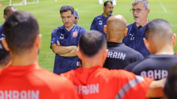 Pelatih Bahrain, Dragan Talajic bersama tim