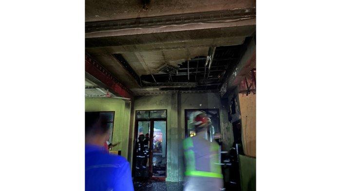 Pemadam kebakaran bersama warga mencoba memadamkan api yang membakar Masjid As-Sa'adah di Jalan Alumunium 4, Gang Tawon, Kelurahan Tanjung Mulia, Kecamatan Medan Deli yang terbakar, Selasa (8/8/2023) sekitar pukul 23:00 WIB malam