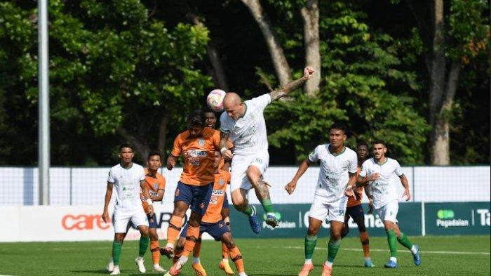 Pemain PSMS Medan, Sebastijan Antic berebut bola dengan pemain Dejan FC di laga lanjutan kompetisi Pegadaian Liga 2 musim 2024-2025. PSMS berhasil menahan imbang Dejan FC dengan skor 2-2 di stadion Kera Sakti, Tanggerang, Senin (7/10/2024).