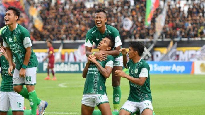 Pemain PSMS Medan, Yoseph Ostanika Malau  (Tengah) melakukan selebrasi gol dengan bersujud bersama Joko Susilo (Belakang) dan Kurniawan Karman (kanan) saat menghadapi Sriwijaya FC di Stadion Gelora Sriwijaya Jakabaring, Palembang, Minggu (17/12/2023) sore.