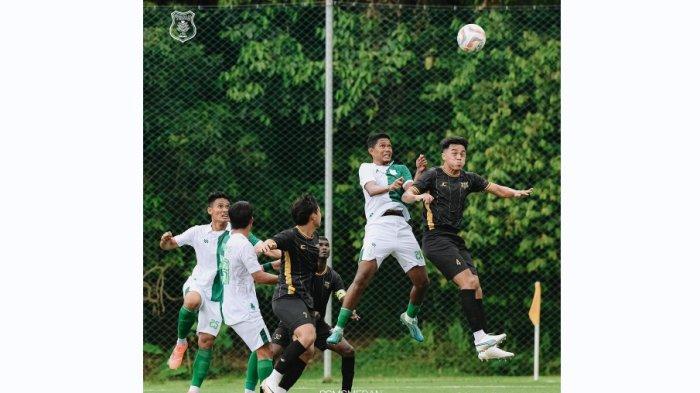 Pemain PSMS Medan berebut bola dengan pemain Putrajaya Athletic FC di laga uji coba perdana yang digelar pada Selasa (20/8/2024). PSMS Medan berhasil meraih kemenangan telak dengan skor 6-1.
