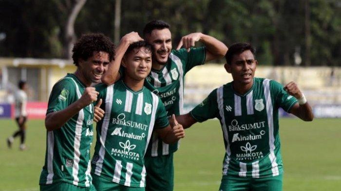 PSMS MEDAN BERIKAN LIBUR- Pemain PSMS Medan merayakan gol ketika menghadapi Nusantara United FC di Stadion Baharoeddin Siregar, Lubukpakam, Deliserdang, Selasa (4/2/2025). PSMS Medan berikan libur sehari ke pemain setelah menang 4-0 lawan Nusantara United FC.