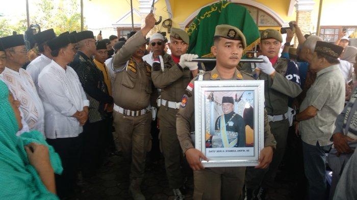 Prosesi pengantaran jenazah H Syamsul Arifin dari rumah duka yang berada di Jalan Stasiun, Kelurahan Binjai Timur, Kecamatan Babalan, menuju tempat pemakaman di ke Kecamatan Gebang, Kabupaten Langkat, Sumatera Utara, Rabu (18/10/2023).