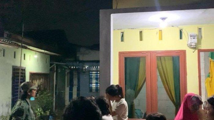 Tampak kerumunan warga masih berada di lokasi pembunuhan di Jalan Karya, Gang Sepakat, Lingkungan 19, Kelurahan Karang Berombak, Kecamatan Medan Barat, Rabu (24/4/2024).