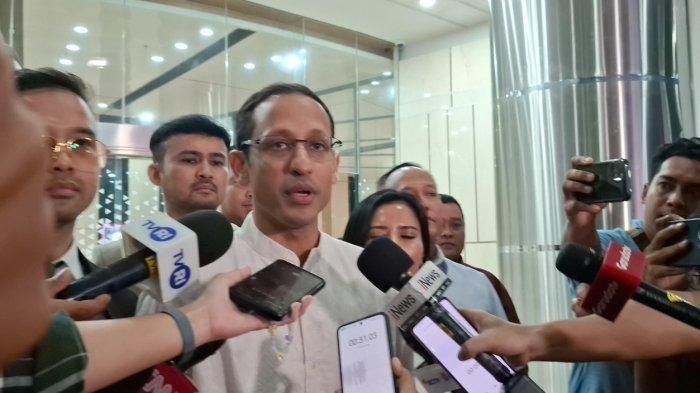 PEMERIKSAAN NADIEM MAKARIM - Eks Mendikbud Nadiem Makarim memberikan keterangan pers diperiksa penyidik terkait kasus dugaan korupsi pengadaan laptop chromebook Kemendikbud periode 2019-2022 di Gedung Bundar Kejaksaan Agung, Jakarta, Selasa (15/7/2025). Nadiem Makarim menegaskan akan pulang ke rumah untuk menemui keluarganya.