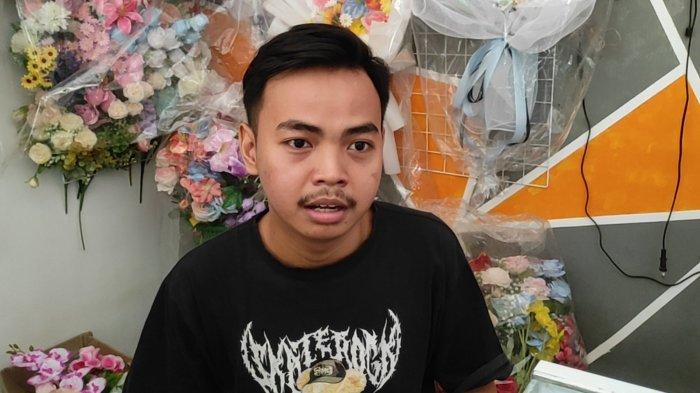 Pemilik sekaligus penjaga kios BRIlink di Desa Sukadamai Barat, Pulo Bandring, Kabupaten Asahan jadi korban perampokan, Selasa (6/8/2024). Tangan kanan terluka akibat tembakan.