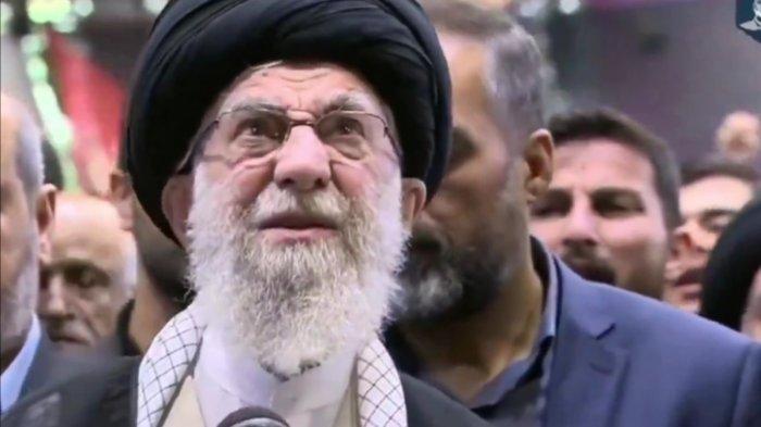 Pemimpin tertinggi Iran Ayatullah Ali Khamenei diduga gelisah saat menjadi imam salat jenazah Pemimpin Hamas, Ismail Haniyeh. (X)