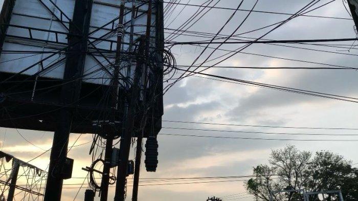 Penampakan kabel yang berserakan di Jalan William Iskandar, Kecamatan Medan Tembung, tepatnya di simpang 4 Unimed, Kamis (29/2/2024).