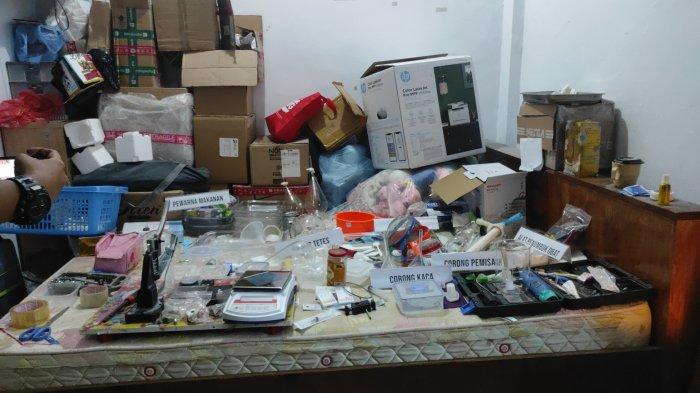 Penampakan kamar yang dijadikan laboratorium sekaligus mini pabrik ekstasi di sebuah rumah toko (Ruko) nomor 136 C di Jalan Kapten Jumhana, Kelurahan Sukaramai II, Kecamatan Medan Area, Kota Medan, Kamis (13/6/2024). Sejumlah bahan kimia, alat pelindung diri terlihat di kamar.