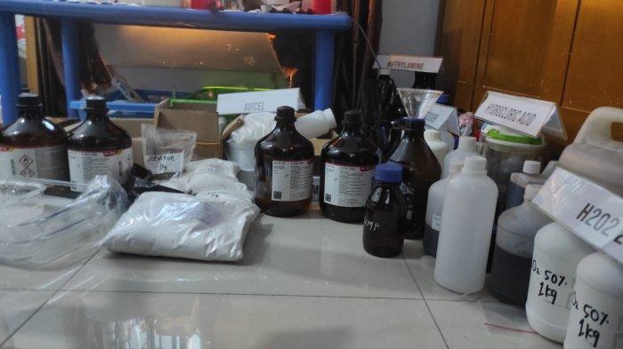 Penampakan kamar yang dijadikan laboratorium sekaligus mini pabrik ekstasi di sebuah rumah toko (Ruko) nomor 136 C di Jalan Kapten Jumhana, Kelurahan Sukaramai II, Kecamatan Medan Area, Kota Medan, Kamis (13/6/2024). Sejumlah bahan kimia, alat pelindung diri terlihat di kamar.