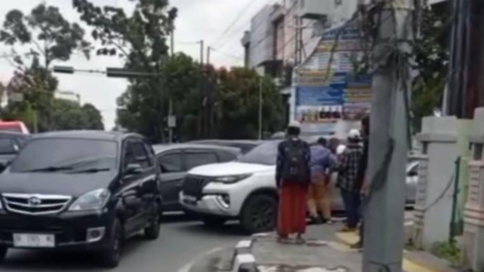 Penampakan mobil Fortuner yang diduga dikemudikan personel polisi, saat dihadang oleh sekelompok orang diduga dari leasing di simpang Jalan Gajah Mada, Kota Medan.