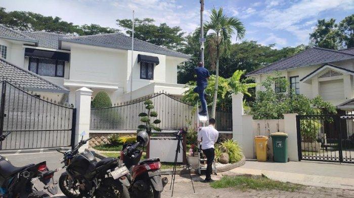 RUMAH TOPAN GINTING: Penampakan rumah mewah milik Kadis PUPR Sumut Topan Obaja Ginting, Rabu (2/7/2025). Diperkirakan harganya mencapai Rp 5 miliar.