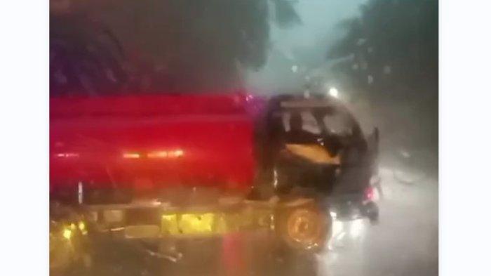 Pengendara memilih putar arah akibat longsor di Jalan Medan-Berastagi, tepatnya di kawasan Tirtanadi, Kecamatan Sibolangit, Kabupaten Deli Serdang, Selasa (30/7/2024).