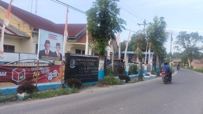 Pengendara sepeda motor melintas di depan Kantor Desa Wonosari Kecamatan Tanjung Morawa Kabupaten Deli Serdang yang di depannya terpasang APK Capres dan Cawapres nomor urut 2, Prabowo Gibran Jumat, (2/2/2024).