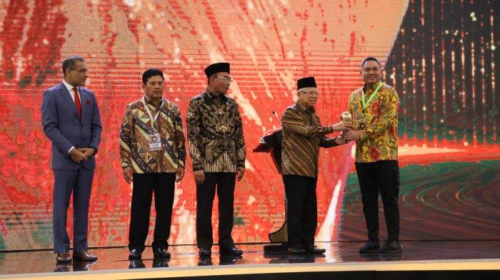 Bupati Pakpak Bharat, Franc Bernhard Tumanggor menerima Trofi Awards UHC Kategori Utama dari Wakil Presiden RI, H Ma’ruf Amin di Taman Mini Indonesia Indah (TMII) Jakarta, Kamis (8/8/2024). (Diskominfo Pakpak Bharat)