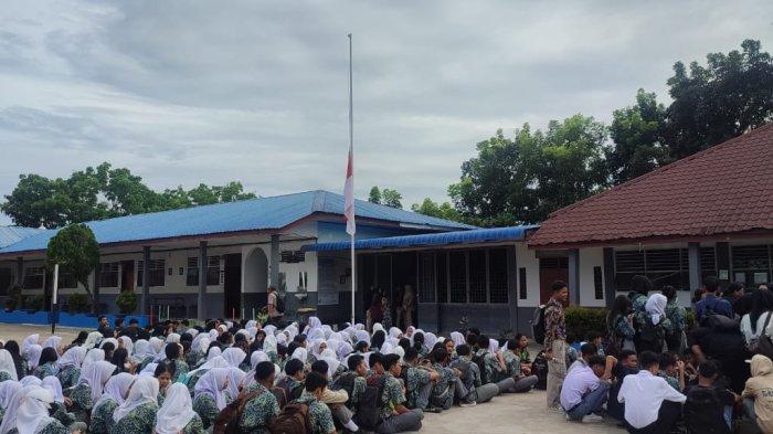 Pengibaran bendera setengah tiang setelah lima guru SMK Negeri 1 Kecamatan Siantar menjadi korban meninggal dunia kecelakaan beruntun, Kamis (25/1/2024) TRIBUN-MEDAN - ALIJA MAGHRIBI