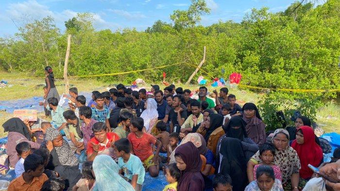 Pengungsi Rohingya, Bangladesh yang mendarat di Desa Karang Gading, Kecamatan Labuhan Deli, Kabupaten Deli Serdang, Sumatera Utara.