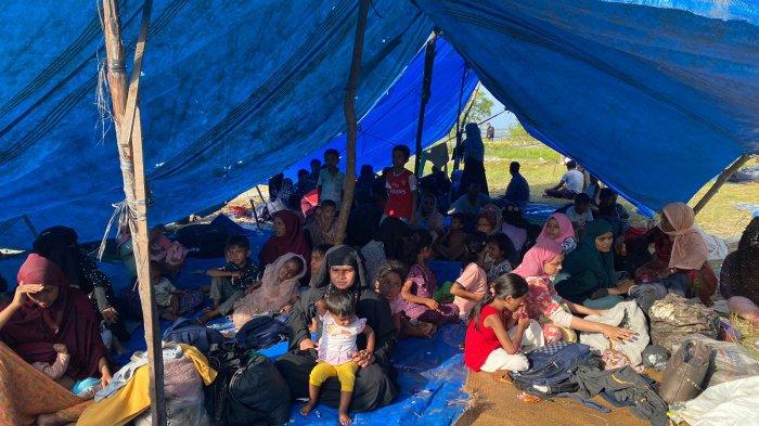 Pengungsi Rohingya, Bangladesh yang mendarat di Desa Karang Gading, Kecamatan Labuhan Deli, Kabupaten Deli Serdang, Sumatera Utara.