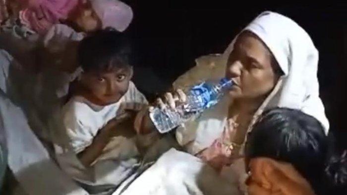 Pengungsi rohingya saat berada di Desa Karang Gading, Kecamatan Labuhan Deli, Deliserdang, Sumatera Utara, Sabtu (30/12/2023) sskitar pukul 23.00 WIB.