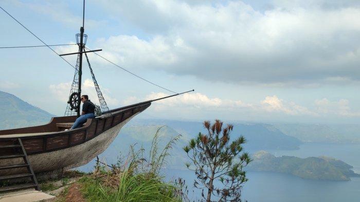 Pengunjung berfoto di One Tree Hill, salah satu lokasi di Simalem Resort