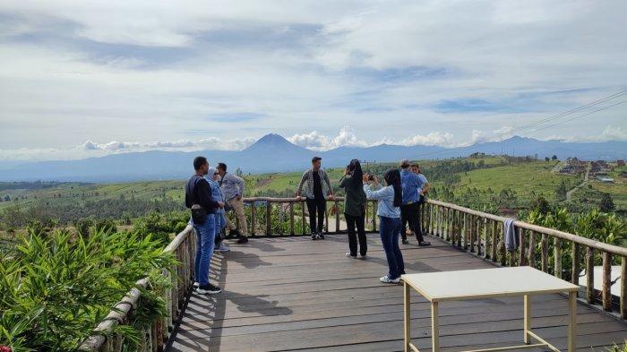 Pengunjung menikmati suasana dan pemandangan Siosar di KV Surya, Kabupaten Karo.