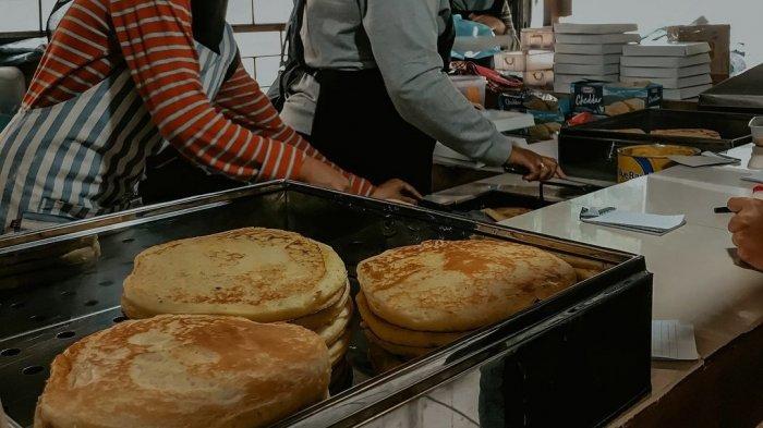 Pengunjung saat membeli pancake awan
