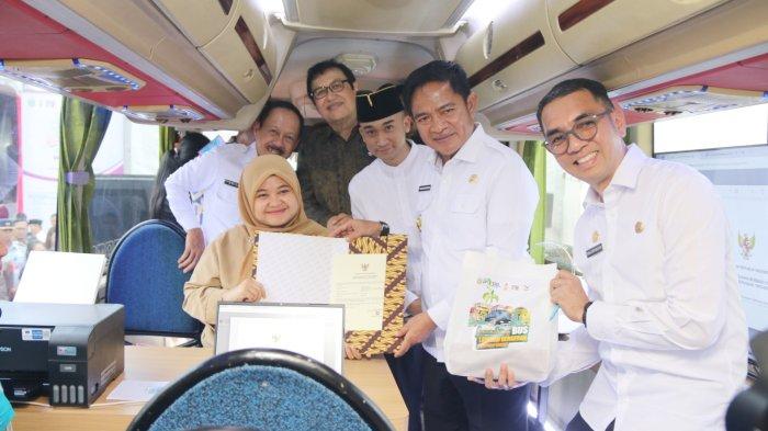 Penjabat (Pj) Gubernur Sumatera Utara (Sumut) Hassanudin meluncurkan Pelayanan Perizinan Bergerak (mobile service) yang berbentuk bus di halaman Istana Maimon, Jalan Brigjend Katamso Medan, Kamis (16/5/2024). Pelayanan tersebut diharapkan dapat menjawab kebutuhan masyarakat untuk memperoleh perizinan berusaha yang mudah dan gratis.