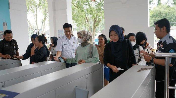 Penumpang di Stasiun Binjai saat hendak menaiki kereta api, Jumat (22/11/2024).