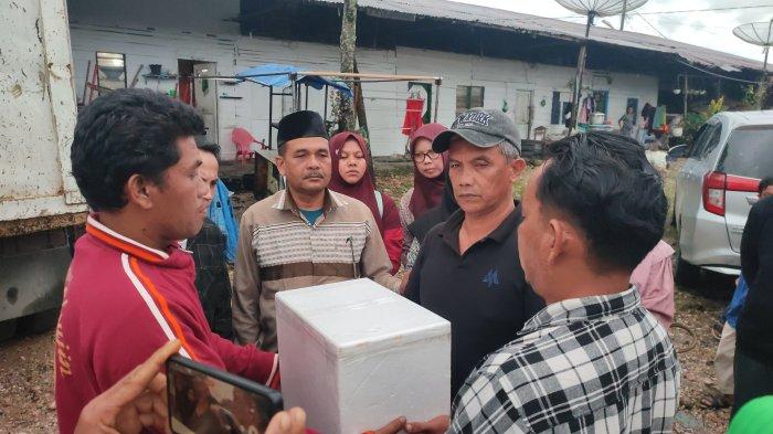 Penyerahan potongan tangan dari pihak keluarga sopir dump truk kepada keluarga korban, Jumat (21/6/2024).