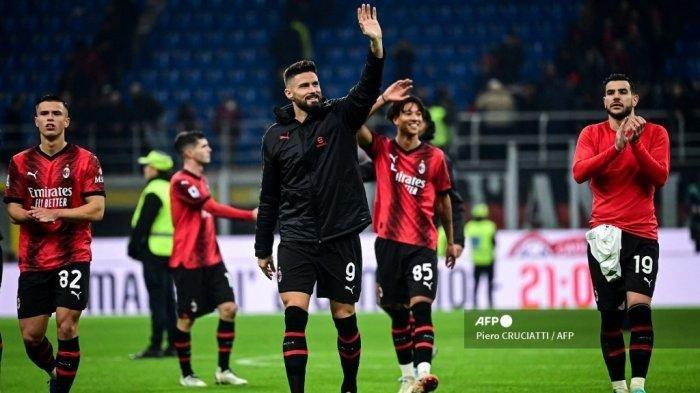 Penyerang AC Milan asal Prancis #09 Olivier Giroud (tengah) merayakan bersama rekan satu timnya di akhir pertandingan sepak bola Serie A Italia antara AC Milan vs Sassuolo di stadion San Siro, di Milan pada 30 Desember 2023. Piero CRUCIATTI / AFP (Piero CRUCIATTI / AFP)