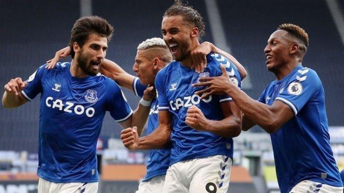 Penyerang Everton, Dominic Calvert-Lewin (tengah) merayakan golnya pada pertandingan Liga Inggris Tottenham vs Everton. Prediksi skor Nottingham Forest vs Everton di Liga Inggris, head to head H2H dan link live streaming Pukul 21.00 WIB.