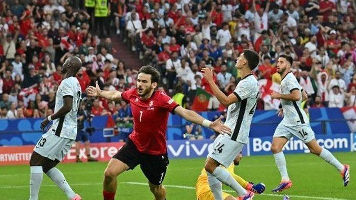 Penyerang Georgia, Khvicha Kvaratskhelia, menjebol gawang Portugal dalam laga terakhir Grup F EURO 2024 di Gelsenkirchen, Rabu (26/6/2024).