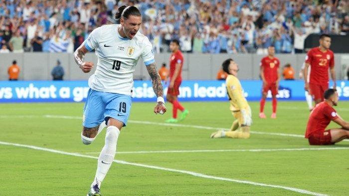 Penyerang Uruguay #19 Darwin Nunez merayakan gol kedua timnya pada pertandingan sepak bola grup C turnamen Conmebol 2024 Copa America antara Uruguay dan Bolivia di Stadion MetLife di East Rutherford, New Jersey, pada 27 Juni 2024 (Foto oleh CHARLY TRIBALLEAU / AFP). (CHARLY TRIBALLEAU / AFP)