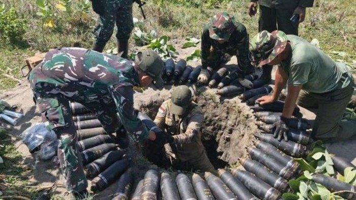 PEMUSNAHAN AMUNISI: Penyusunan lubang dan tempat pemusnahan amunisi kedaluwarsa di Desa Sagara, Kecamatan Cibalong, Garut, Senin (12/5/2025). Pemusnahan bom tak layak pakai di lokasi tersebut menewaskan 13 orang.