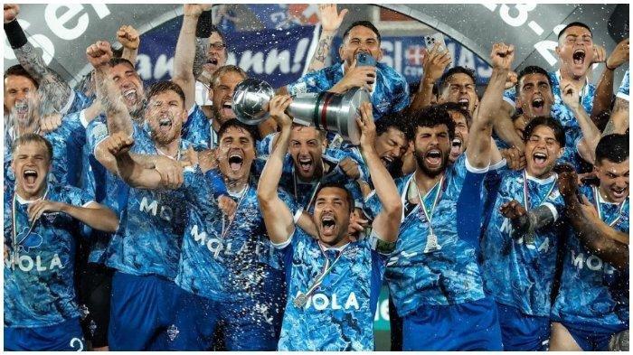 Perayaan Como 1907 setelah mengangkat trofi promosi untuk Serie A Italia 2023/2024. (Instagram Como 1907)