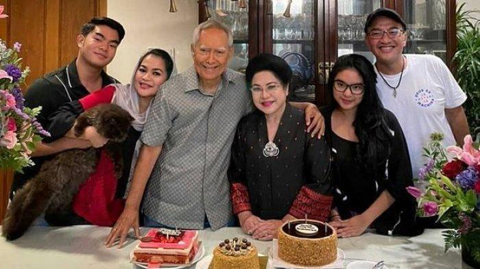 Perayaan anniversary pernikahan Guntur Soekarnoputra dan sang istri.