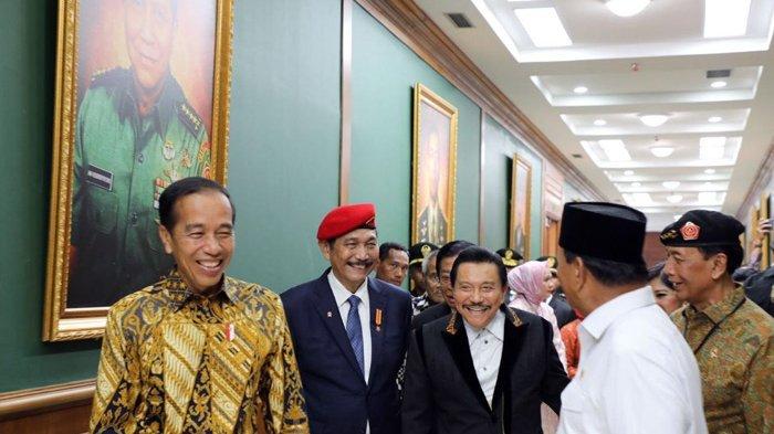 Kebahagiaan terpancar dari wajah Luhut Binsar Pandjaitan ketika melihat fotonya turut tergantung di ruangan gedung Graha Utama Akademi Militer (Akmil) Magelang. Memang, ada puluhan foto Jenderal Purnawirawan terpampang di dinding ruang Graha Utama Akmil tersebut, yaitu foto-foto para perwira tinggi (pati) TNI-AD yang mencapai Jenderal maupun Jenderal Kehormatan, baik Abit Pejuang 45, TP, Peta, Atekad, AMN, Akabri hingga Akmil. Momen kebahagiaan itu terlihat saat Luhut hadir bersama sederet Jenderal Purnawirawan TNI, di antaranya AM Hendropriyono, Wiranto, Agum Gumelar, dan Try Sutrisno, hingga Dudung Abdurachman. Kehadiran mereka untuk mendapingi Presiden Jokowi dan Menteri Pertahanan RI Prabowo Subianto meresmikan gedung Graha Utama Akademi Militer (Akmil) di Kabupaten Magelang, Senin (29/1/2024). (FB/LUHUT)