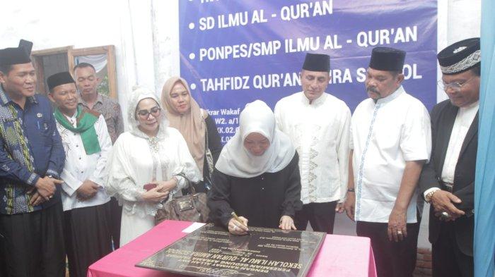 Mantan Wali Kota Medan, Rahudman Harahap meneteskan air mata saat meneken prasasti peresmian rumah tahfidz dan Sekolah Ilmu Al-Quran Amira School.